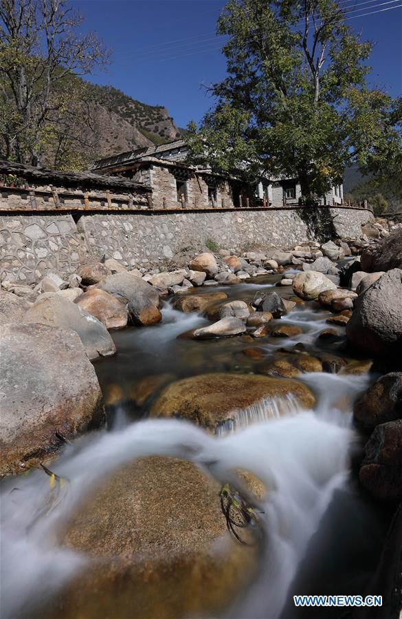 在大雪封闭的山庄里